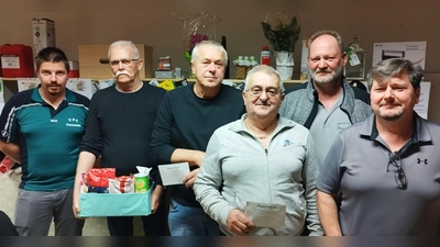 Die besten Schafkopfspieler waren Franz Xaver Dietl, Jürgen Leibl, Johann Horn, Josef Blab und Franz Dirscherl (v. re). Schützenmeister Maximilian Schmidt gratulierte (links).  (Bild: Ludwig Dirscherl)