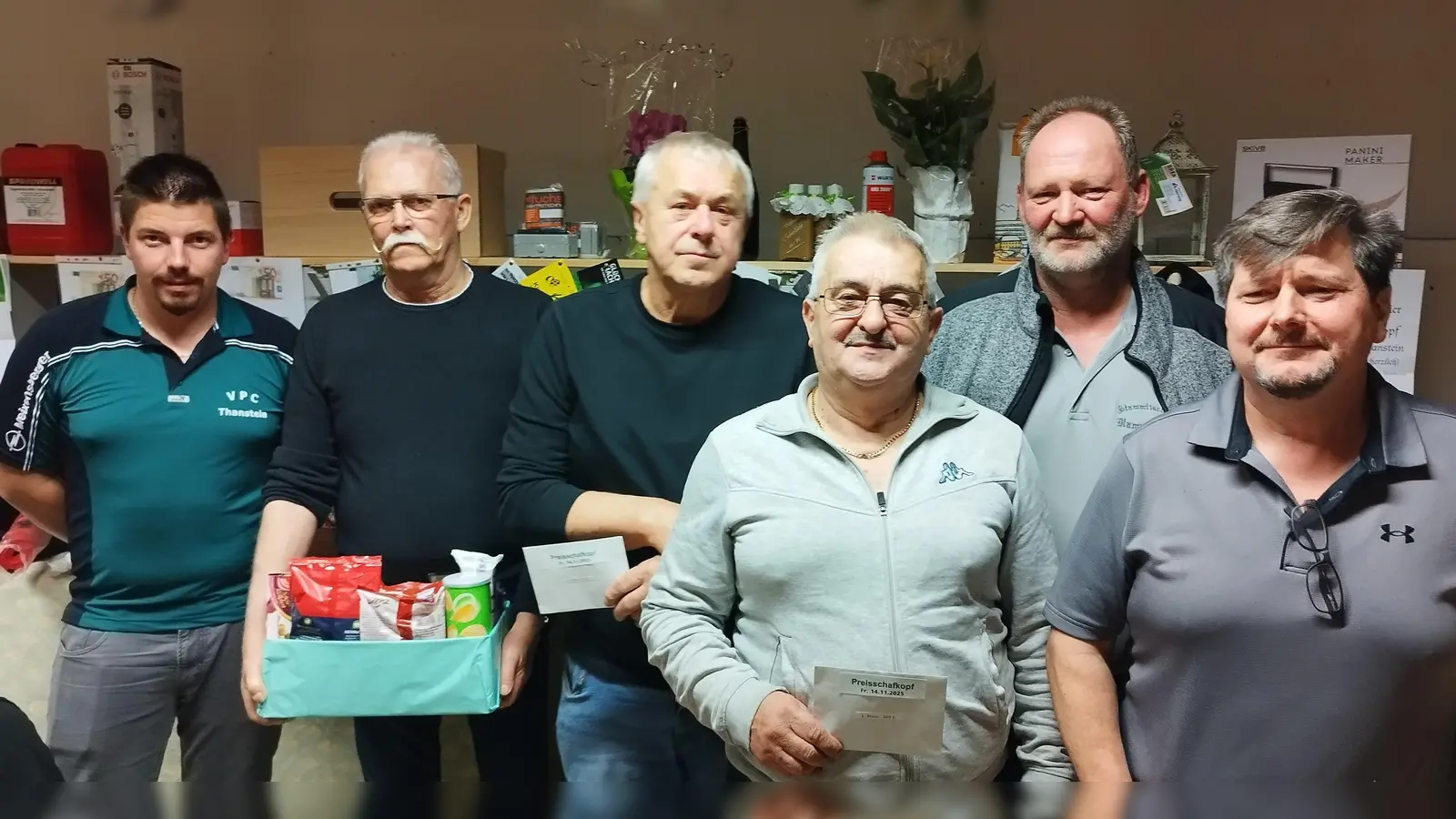 Die besten Schafkopfspieler waren Franz Xaver Dietl, Jürgen Leibl, Johann Horn, Josef Blab und Franz Dirscherl (v. re). Schützenmeister Maximilian Schmidt gratulierte (links).  (Bild: Ludwig Dirscherl)