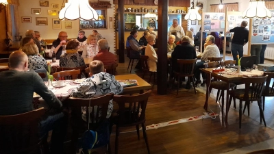 Vortrag Samstag Abend. Karl Prösl in mitten der Zuhörer (blaue Jacke unter der rechten Lampe) (Bild: Walter Fischer)