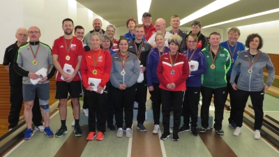 Sportwart Detlef Götz(links) und Vorsitzender Hans Kneißl (2.v.rechts) überreichten die Medaillen an die Erstplatzierten jeder Klasse. (Bild: Johann Adam)