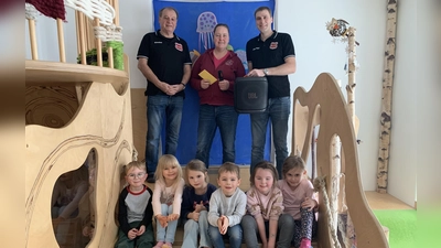 Melanie Windschiegl bedankte sich mehrmals bei Günther Liebs (links) und Michael Dineiger (rechts). (Bild: Tom Kreuzer)