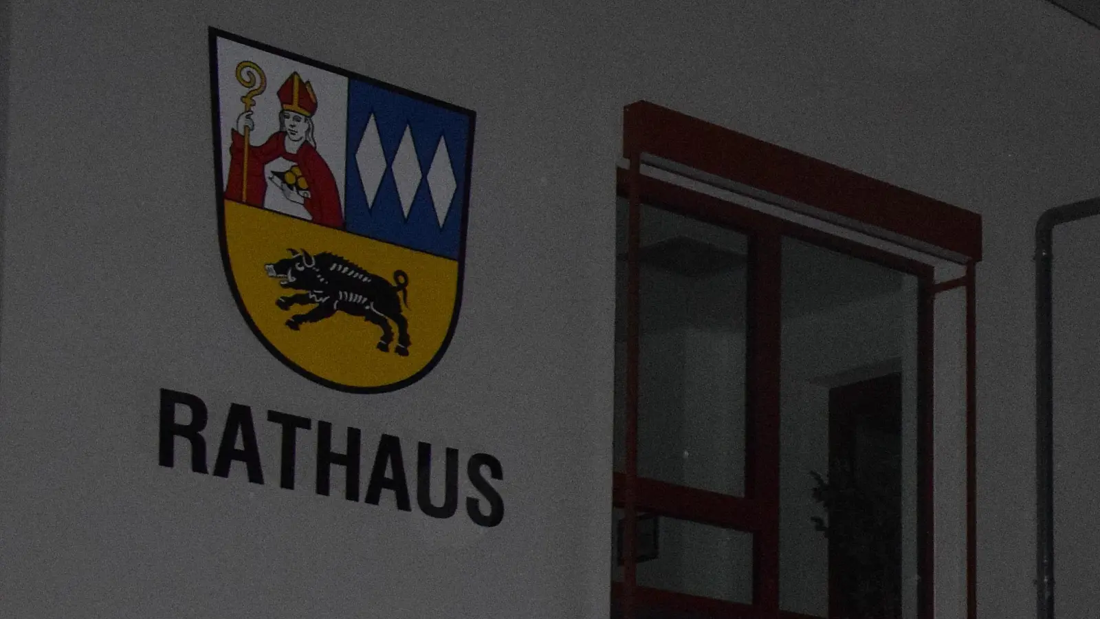 24 Ebermannsdorfer Weihnachtsfenster leuchten heuer zum ersten Mal in der Gemeinde. Etwas besonderes ist die Weihnachtsdienststelle beim Rathaus in der Neuen Mitte. Geöffnet wird sie am 23. Dezember 2025 ab 16.00 Uhr. Dann gibt es Plätzchen, Glühwein, Tee und Kinderpunsch.  (Bild: Paul Böhm)