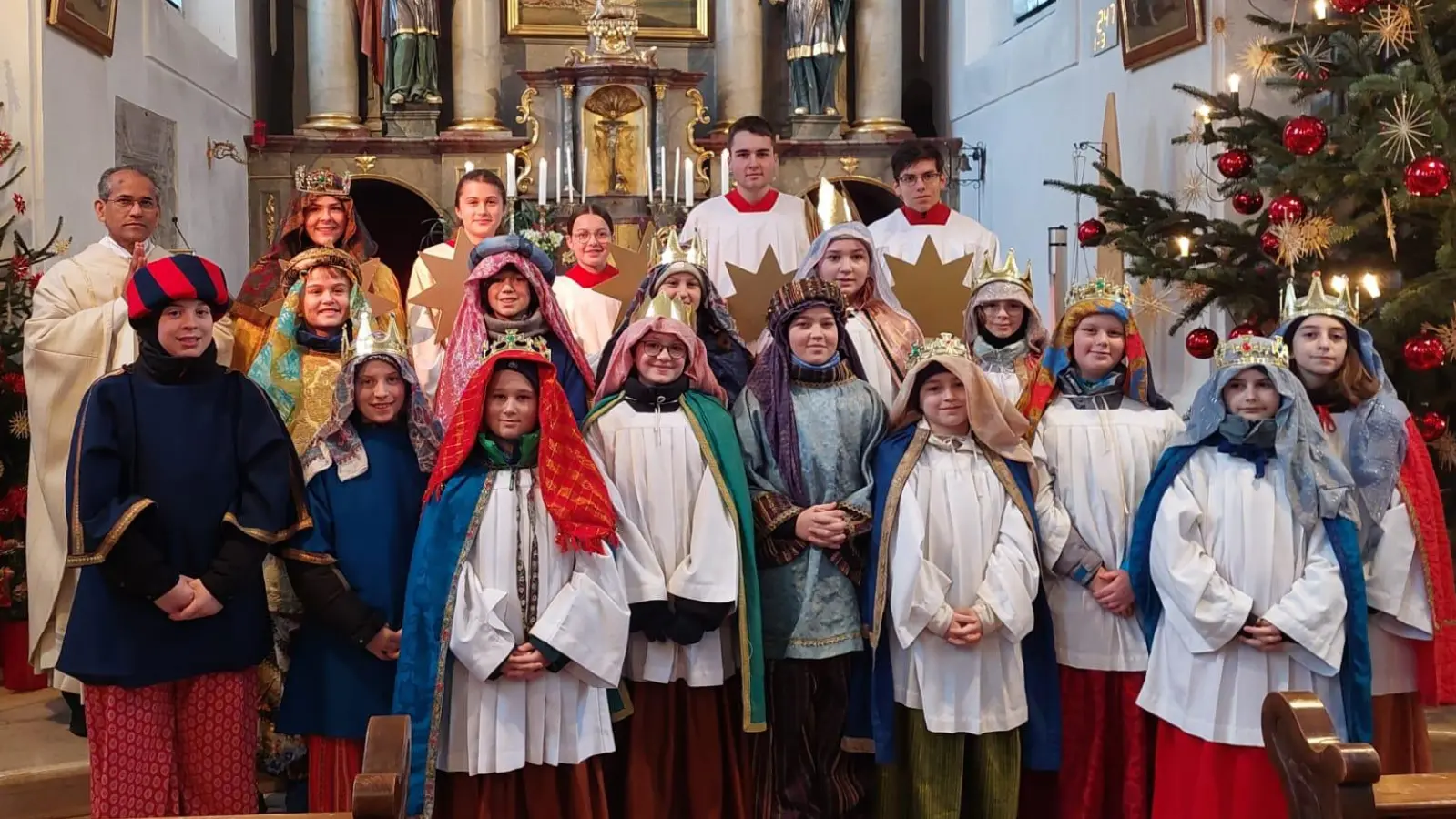 Sternsinger beim Aussendungsgottesdienst. (Bild: Simon Reichl)