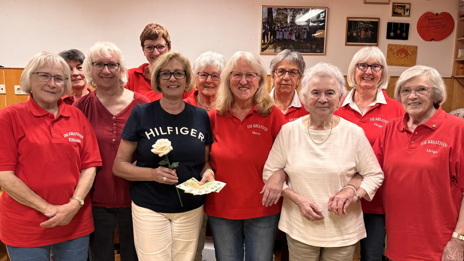 Mitte Links Petra Waldhauser - 1. Vorständin Selbsthilfegruppe Krebskranker Kinder / Mittig Leiterin Kreativen Damen Maria Bechtl (Bild: Markus Gais)