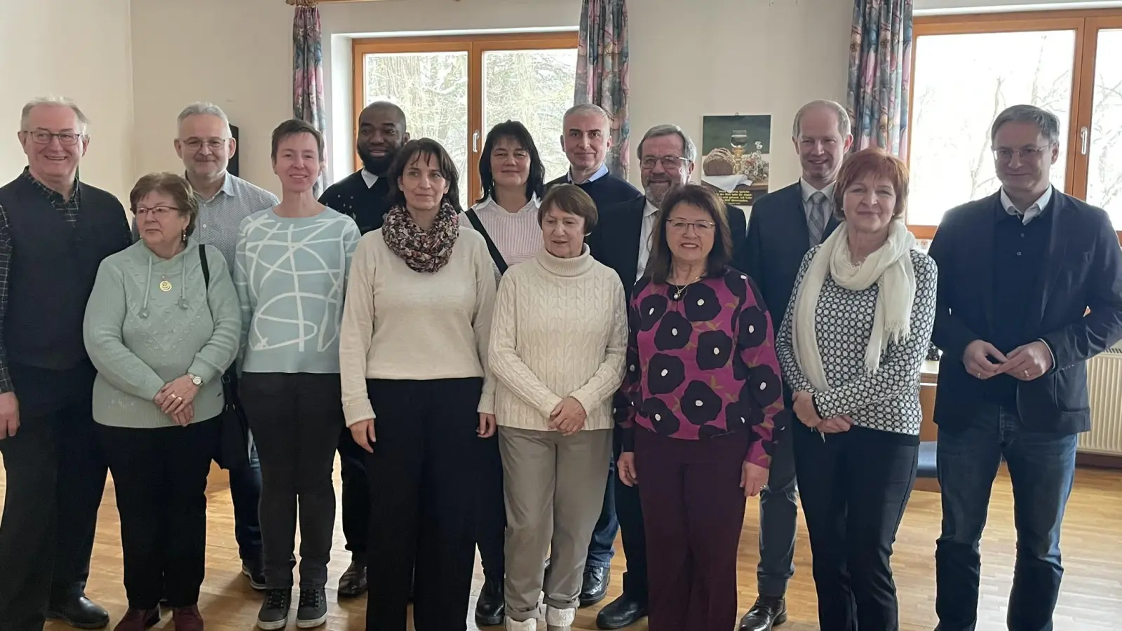 Gäste des Neujahresempfangs mit Pfarrer Markus Ertl 2. Reihe 2. von rechts, Bürgermeister Konrad Kiener 2. Reihe 1. von rechts und Pfarrgemeinderatssprecherin Maria Schlögl, 1. Reihe 3. von rechts. (Bild: Maria Schlögl)