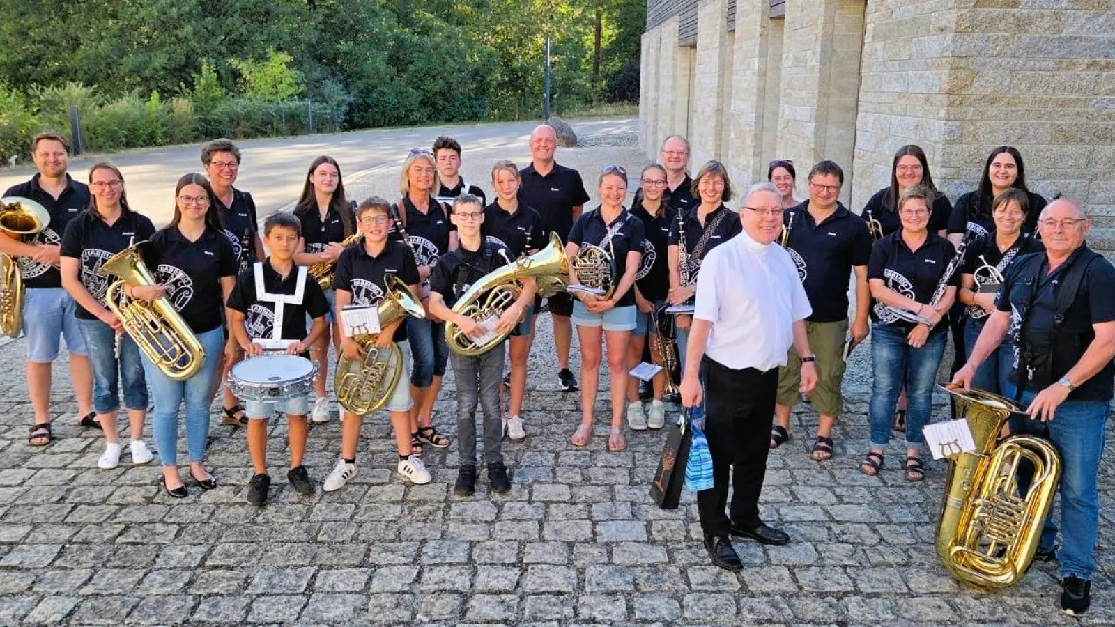 Mit einem Ständchen auf dem Dorfplatz in Johannisthal gratulierte die Jugendblaskapelle Nabburg ihrem Ehrenmitglied Direktor Pfarrer Manfred Strigl zum Geburtstag. (Bild: Herbert Lang)