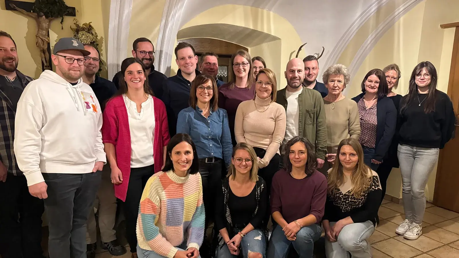 Der Einschulungsjahrgang 1995 der Wolfgang-Caspar-Printz - Grundschule Waldthurn trifft sich nach 30 Jahren wieder. (Bild: Martina Stangl)