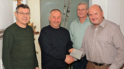 Johann Pirkl übergab im Beisein von Helmut Sperber und Kassier Heinz Siegert ein Präsent an Christian Sperber. (Bild: Erwin Kolb)