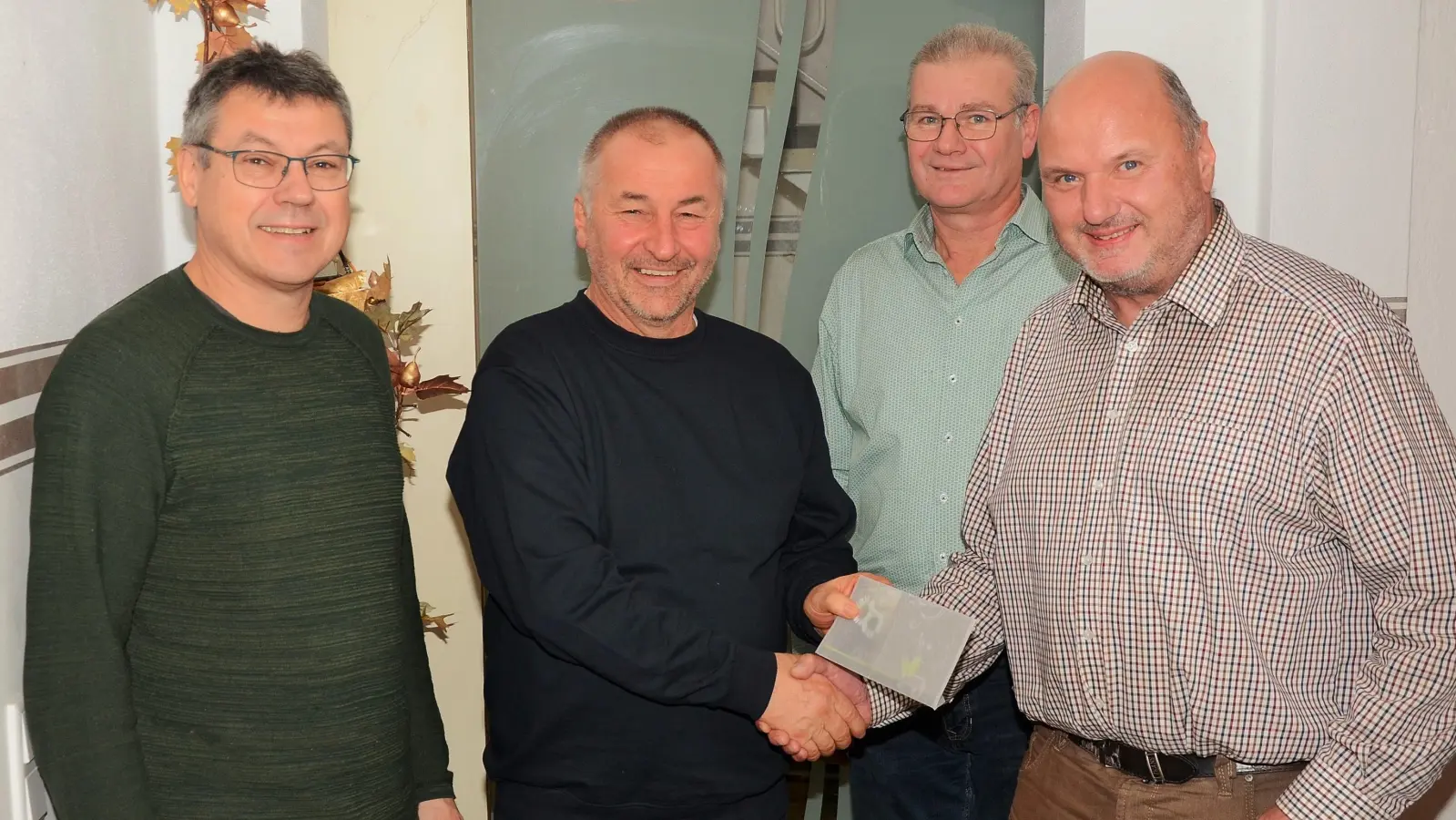 Johann Pirkl übergab im Beisein von Helmut Sperber und Kassier Heinz Siegert ein Präsent an Christian Sperber. (Bild: Erwin Kolb)