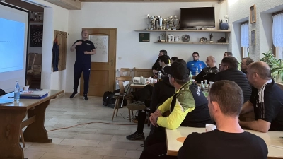 Theoretischer Unterricht im Sportheim der SpVgg Weigendorf (Bild: Jörg Kreussel)