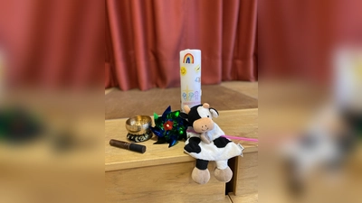 Flecki geht mit Kindern der Pfarrei Immenreuth dem Geheimnis des Windes auf den Grund. (Bild: Maria Stich)