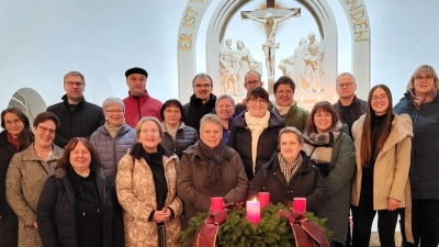 Caritas-Vorstand Martin Kneidl (hintere Reihe, Erster von links), Pfarrer Martin Besold und Pfarrer Manuel Sauer (hintere Reihe, Dritter und Vierter von links) zeichneten die neuen Ehrenamtlichen aus, die ab sofort Menschen am Lebensende begleiten.  (Bild: Gabi Schicker/exb)