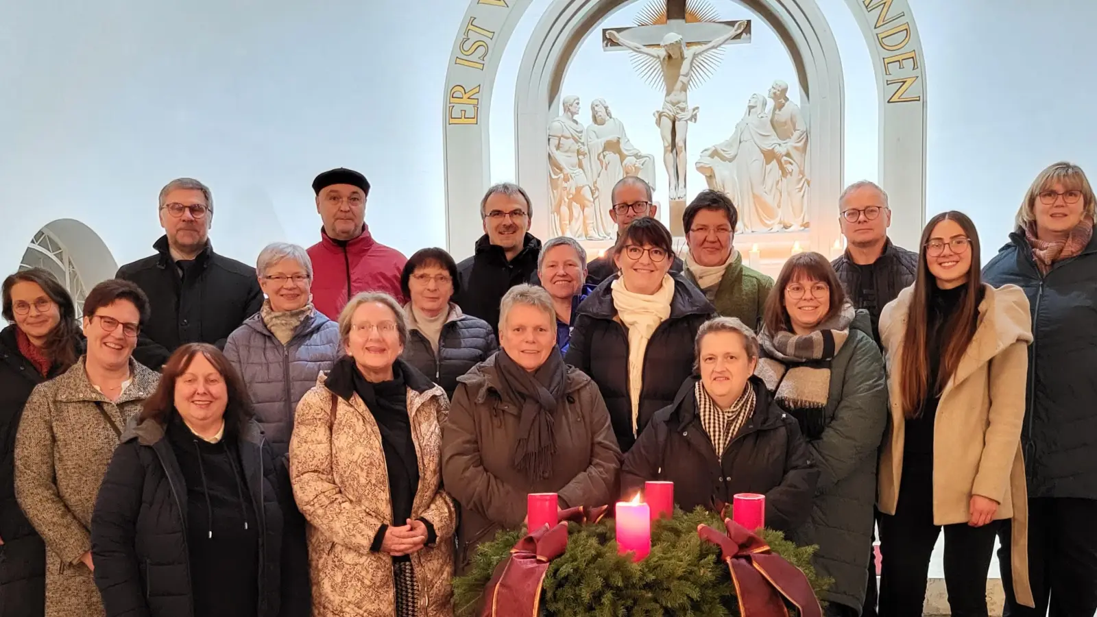 Caritas-Vorstand Martin Kneidl (hintere Reihe, Erster von links), Pfarrer Martin Besold und Pfarrer Manuel Sauer (hintere Reihe, Dritter und Vierter von links) zeichneten die neuen Ehrenamtlichen aus, die ab sofort Menschen am Lebensende begleiten.  (Bild: Gabi Schicker/exb)