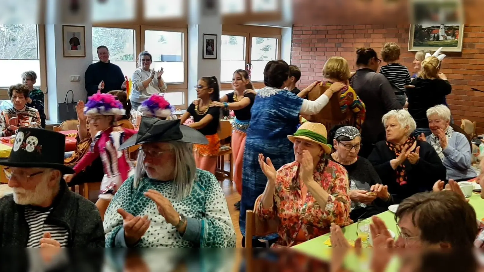 Ausgelassene Stimmung herrschte beim Seniorenfasching im katholischen Pfarrheim.  (Bild: Maria Smola)