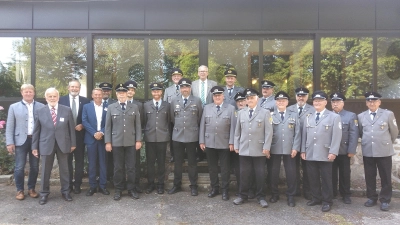 Die Abordnungen der Soldaten- und Kriegerkameradschaften Nabburg und Altendorf stellten sich zusammen mit den Ehrengästen anlässlich des Patenschaftsbittens zum Erinnerungsbild.  (Bild: Hermann Haas)