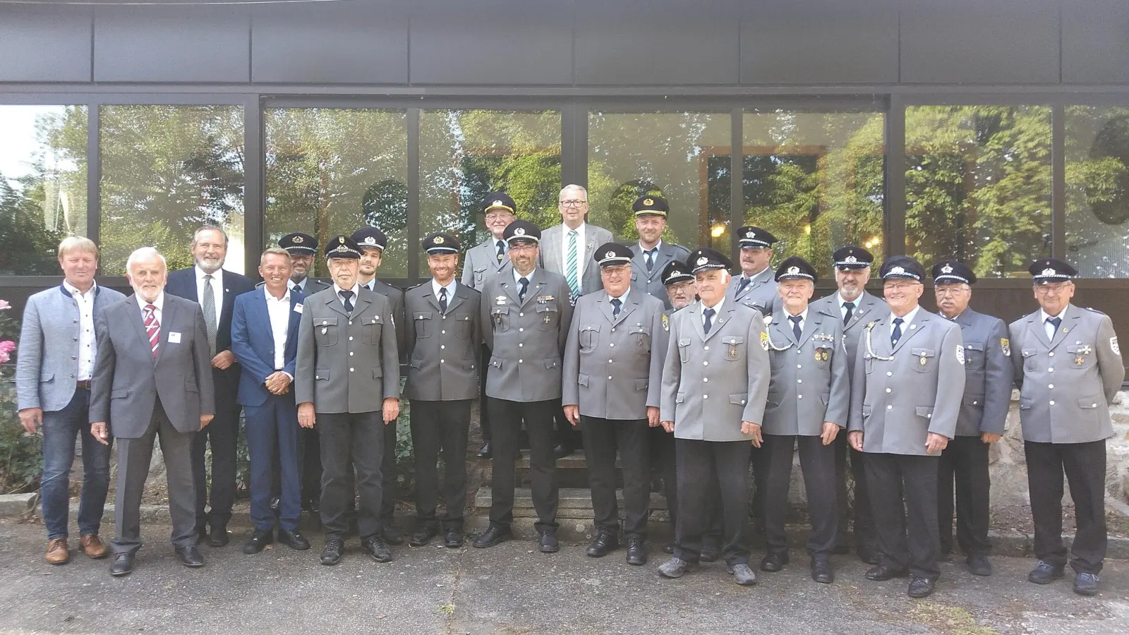 Die Abordnungen der Soldaten- und Kriegerkameradschaften Nabburg und Altendorf stellten sich zusammen mit den Ehrengästen anlässlich des Patenschaftsbittens zum Erinnerungsbild.  (Bild: Hermann Haas)