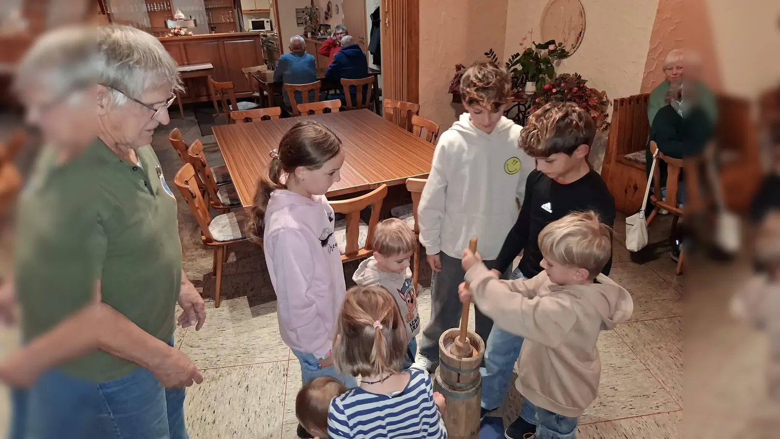 Die Kinder helfen beim Ausbuttern. (Bild: Kathrin Gleißner)