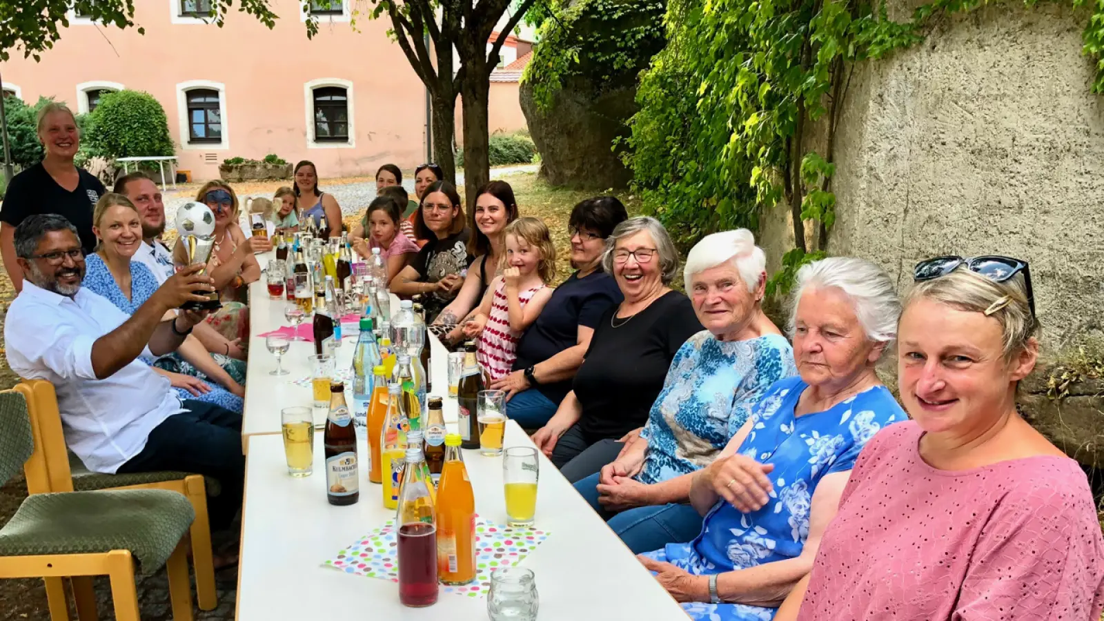 In geselliger Runde wurde gefeiert mit Pater Jo mit dem Pokal (links) und Vizevorsitzende Daniela Ramirez-Gonzalez (rechts). (Bild: Maria Winter)