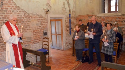 links Pfarrer Georg Hartl, rechts die Pilgergruppe in der Kapelle (Bild: Siegfried Zeug)