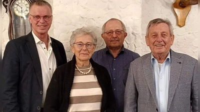 Bei der außerordentlichen Jahreshauptversammlung von Africa Luz Deutschland mussten wegen des Todes von Professor Dr, Dieter Dausch die Vorsitzenden neu gewählt werden. Von links: 1. Vorsitzender: Bürgermeister Hermann Falk, 2. Vorsitzende: Dr. Burglinde Dausch, Schatzmeister Reinhold Birner, Beauftragter Öffentlichkeitsarbeit: Werner Schulz. Nicht im Bild die ehrenamtliche Geschäftsführerin 2. Bürgermeisterin Bärbel Birner. (Bild: Michael Haas)