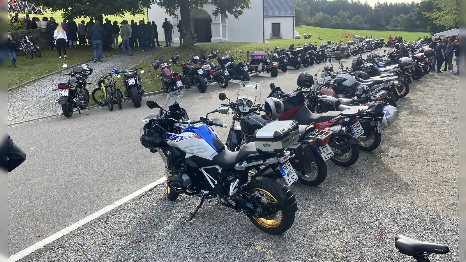 Sauber aufgereiht zum Motorradgottesdienst an der Wallfahrtskirche St. Jodok in Tännesberg (Bild: Josef Glas)