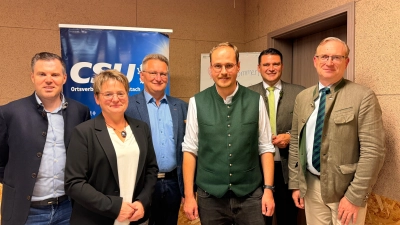 Beim Sommergrillen des CSU-Ortsverbandes wurde vor allem deutlich, dass die Region nur im Miteinander gut für die Zukunft aufgestellt werden könne.<br>V. l.: Fraktionsvorsitzender im Stadtrat Peter Pirzer, 1. Bürgermeisterin Sonja Meier (Winklarn), 1. Bürgermeister Adolf Hammer (Teunz), CSU-Ortsvorsitzender und Fraktionsvorsitzender im Kreistag Tobias Ehrenfried, Landrat und Bezirksrat Thomas Ebeling, CSU-Kreisvorsitzender Alexander Flierl, MdL  (Bild: Lorenz Reil)