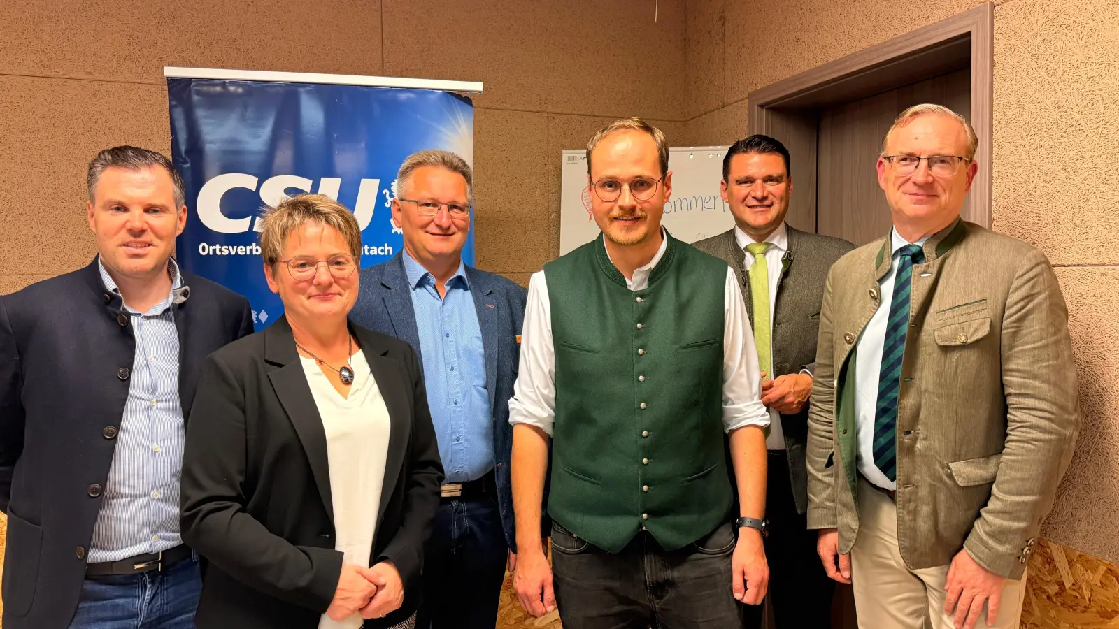 Beim Sommergrillen des CSU-Ortsverbandes wurde vor allem deutlich, dass die Region nur im Miteinander gut für die Zukunft aufgestellt werden könne.<br>V. l.: Fraktionsvorsitzender im Stadtrat Peter Pirzer, 1. Bürgermeisterin Sonja Meier (Winklarn), 1. Bürgermeister Adolf Hammer (Teunz), CSU-Ortsvorsitzender und Fraktionsvorsitzender im Kreistag Tobias Ehrenfried, Landrat und Bezirksrat Thomas Ebeling, CSU-Kreisvorsitzender Alexander Flierl, MdL  (Bild: Lorenz Reil)