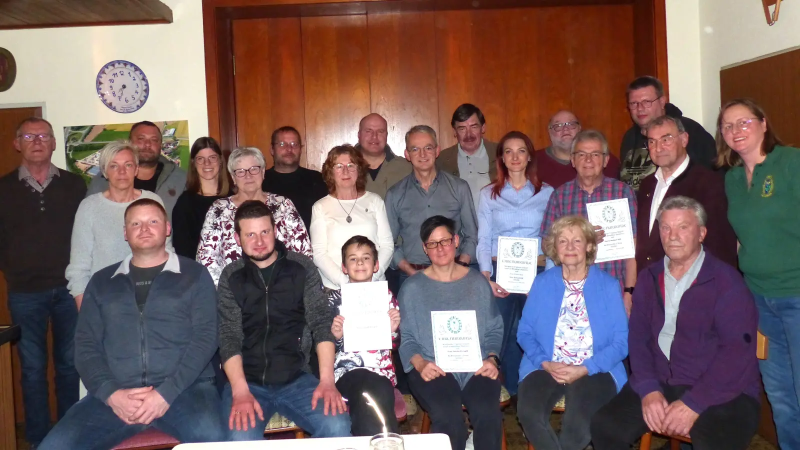  Ein Teil der Geehrten mit dem jüngsten Mitglied Josef Zirngibl, (vorne) -11 Jahre jung, für 10 Jahre geehrt- von Vorsitzender Andrea Krapf (rechts) und für all Jene, die nicht da sein konnten, wird die Ehrung nachgereicht. (Bild: Sieglinde Schärtl)