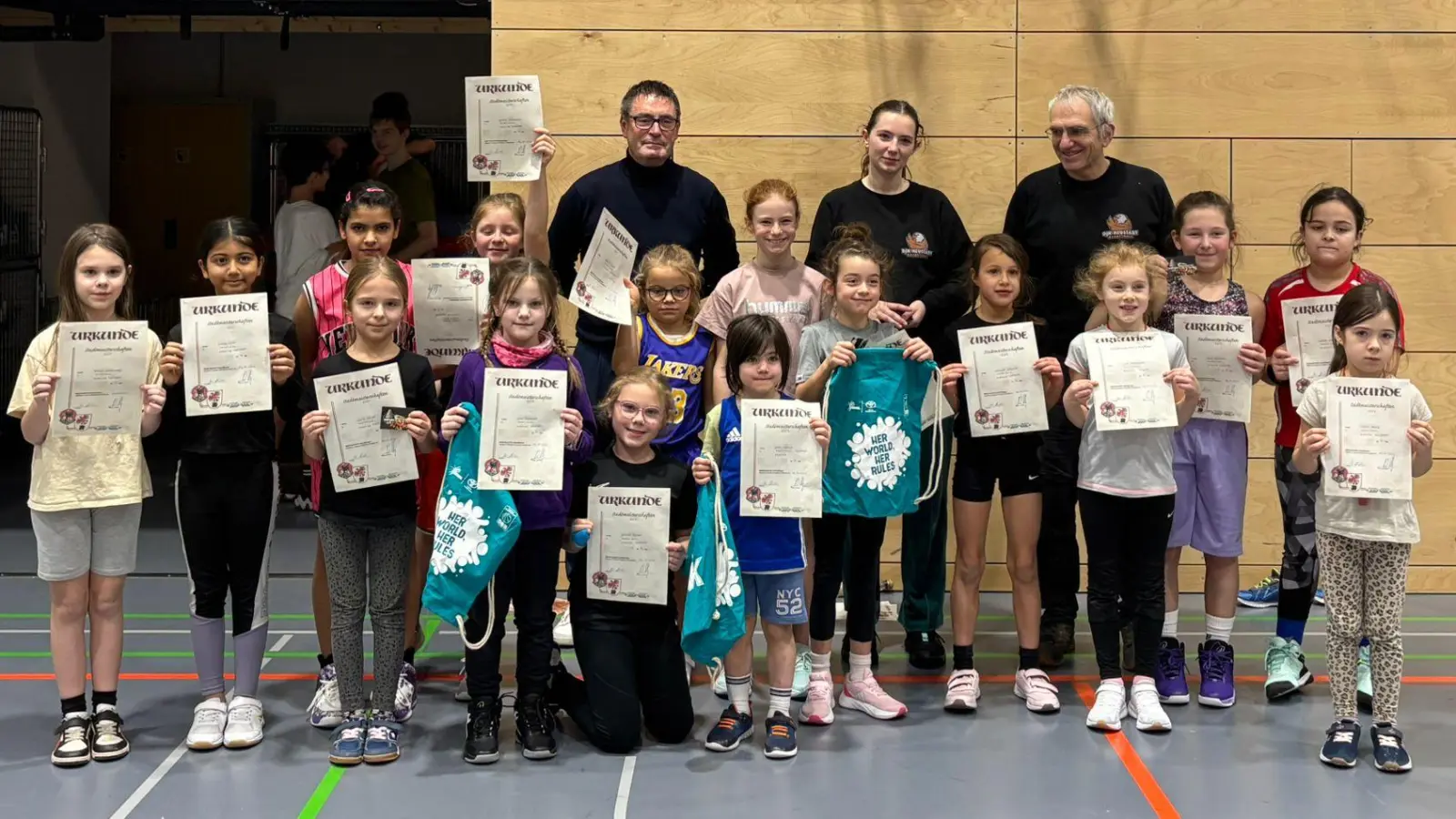 Die intensiven, spannenden und fairen Spiele im Rahmen der Stadtmeisterschaft im Basketball sorgten in der Turnhalle des Gymnasiums für gute Stimmung auf den Spielfeldern und den Tribünen.  (Bild: Maria Traxler)