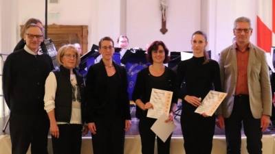 Feierlicher Moment beim Herbstkonzert des 1. Akkordeonorchesters Waldsassen e.V. Die Jubilarinnen mit den Gratulanten. V.l.n.r.: Erster Bürgermeister Bernd Sommer, Vorsitzende des Bezirks Franken im DHV-Landesverband Bayern e.V. Birgit Böhm, Dirigentin Dr. Silke Polata, Jubilarin Bianca Reichelt, Jubilarin Melanie Hencke, Vereinsvorstand Oskar Bindl. (Bild: Oskar Bindl)