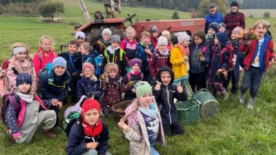 Die Kinder Klassen 1a und 1b der Sebastian-Kneip-Grundschule Edelsfeld nach getaner Arbeit mit dem Ehepaar Meidenbauer aus Vögelas (Bild: Elisabeth Schmid)