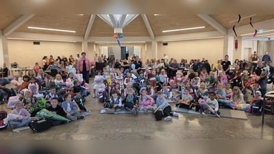Die Schulanfänger der Markgraf-Diepold-Grundschule mit ihren Klassenleiterinnen Tanja Kruppa, Kerstin Hironimus und Verena Dietl sowie Rektorin Karin Gleißner bei der Begrüßungsfeier. (Bild: Karin Gleißner)