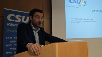 MdL Dr. Stephan Oetzinger bei seinem Grußwort (Bild: Florian Wittmann)