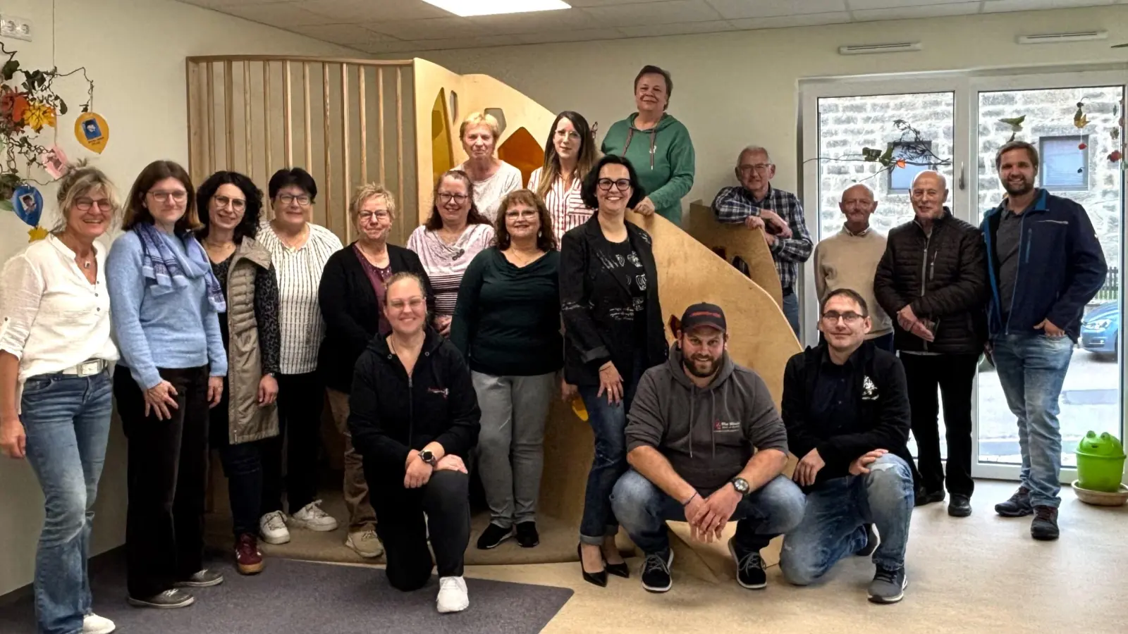 „Gerne wäre man noch einmal Kind gewesen und hätte die Spieleburg selbst erobert”, so der Tenor der Förderer und Spender als sie vom Kindergartenteam unter der Leitung von Christine Schwepesch die Burg vorgestellt bekommen haben.. (Bild: Christina Rosner)