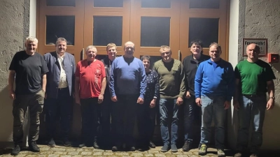 Johann Kraus, 1. Bürgermeister Reinhard Kreuzer, Alois Vogel (Schriftführer), Jürgen Grosser (Kassier), Manfred Rieger (Vorstand), Margit Ostermeier (Kassenprüferin), Peter Kraus (Jagdpächter), Thomas Kraus (Kassenprüfer), Michael Pfistermeister (2. Vorstand), Martin Pfistermeister (von links). (Bild: Max Rieger)