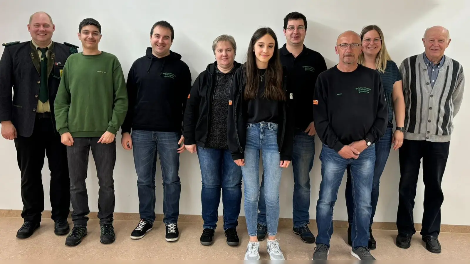 Vereinsmeister 2024: Von links SM Martin Alwang, Noah Schüller, Marco Schießl, Claudia Schießl, Luna Zitzler, Matthias Gresser, Günter Fulek, Julia Schießl, Josef Hoch. (Bild: Julia Hausmann)