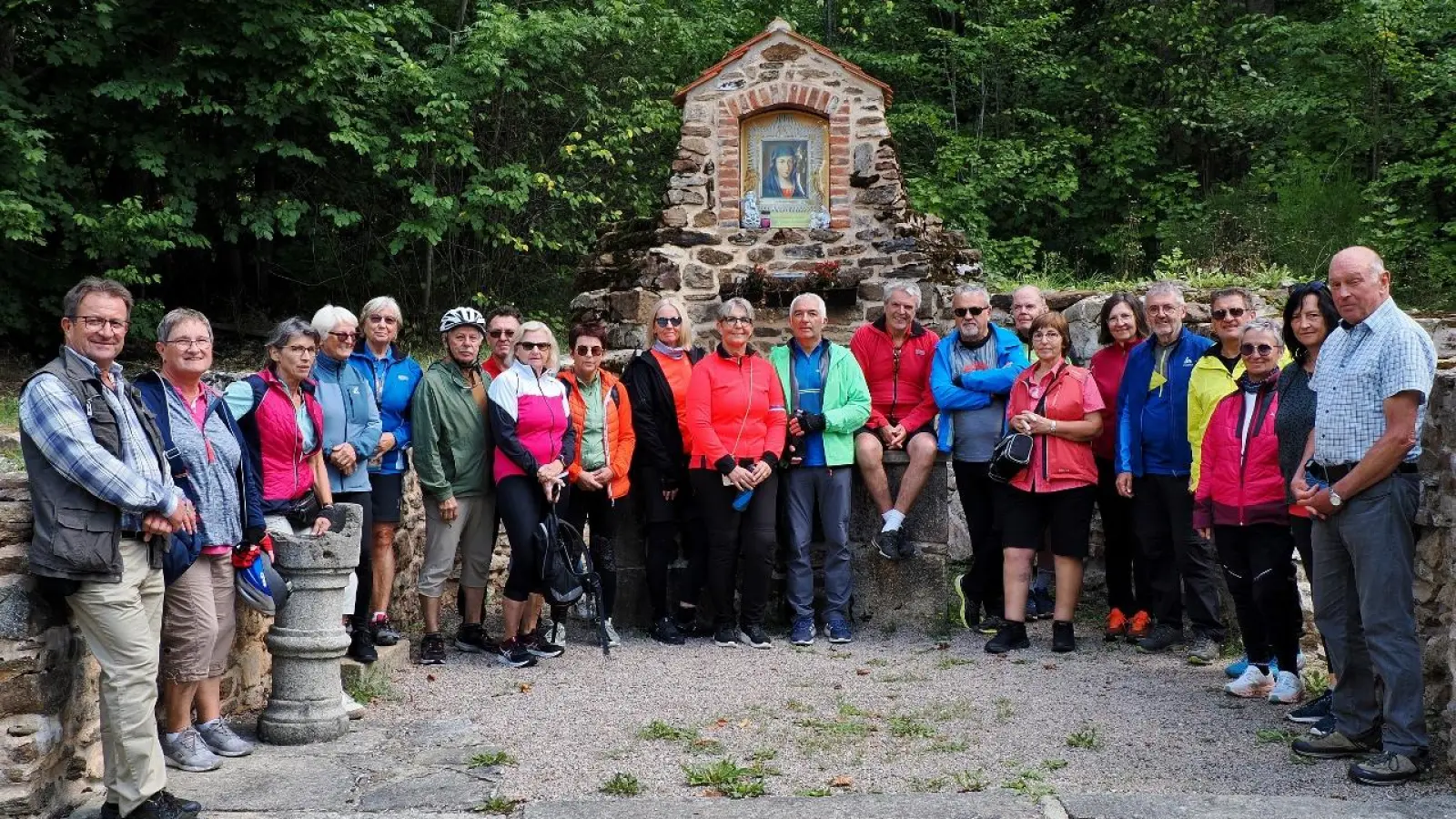 Die Radlergruppe im ehemaligen Kirchenschiff von Grafenried/Lucina  (Bild: Siegfried Filipp )