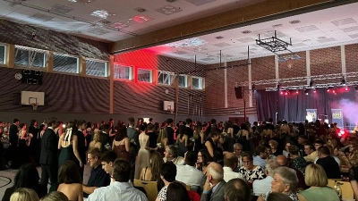 Mit Schwung ins nächste Kapitel: Die Absolventinnen und Absolventen der 10. Klassen feiern ausgelassen ihren Tanzkursball – ein festlicher Höhepunkt zum Abschluss ihrer Schulzeit. (Bild: Alexander Licha)