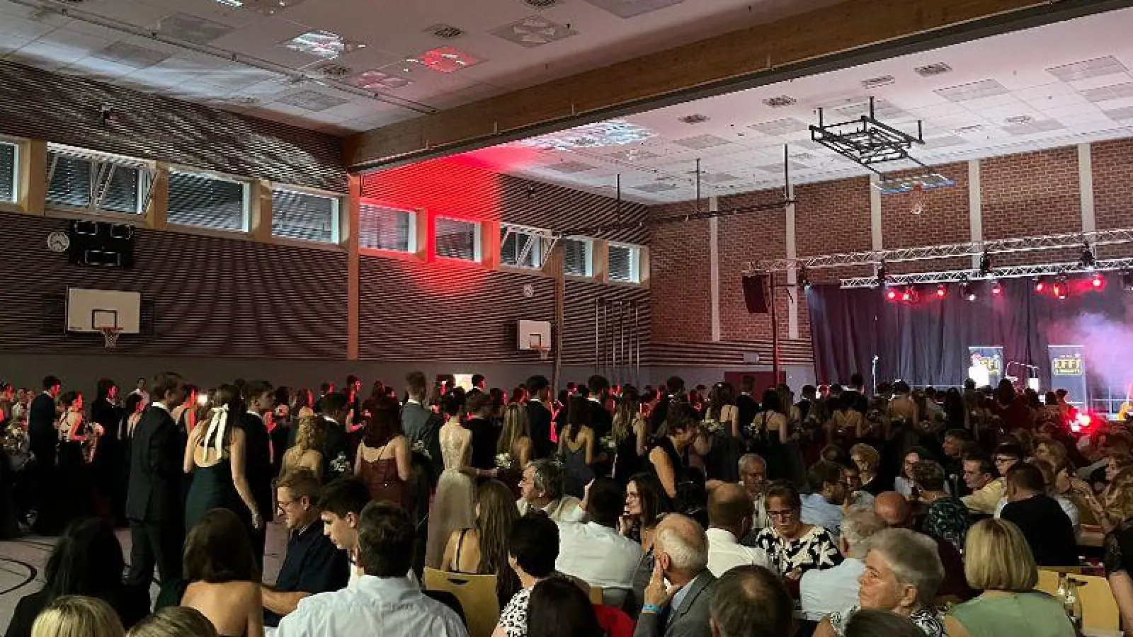 Mit Schwung ins nächste Kapitel: Die Absolventinnen und Absolventen der 10. Klassen feiern ausgelassen ihren Tanzkursball – ein festlicher Höhepunkt zum Abschluss ihrer Schulzeit. (Bild: Alexander Licha)