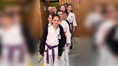 Teilnehmende und Betreuerinnen des Karate Genbukan Oberviechtach Vereins mit an der Spitze Aylin Boldi (9 Jahre - deutsche Karatemeisterin) (Bild: Johann Ruml)