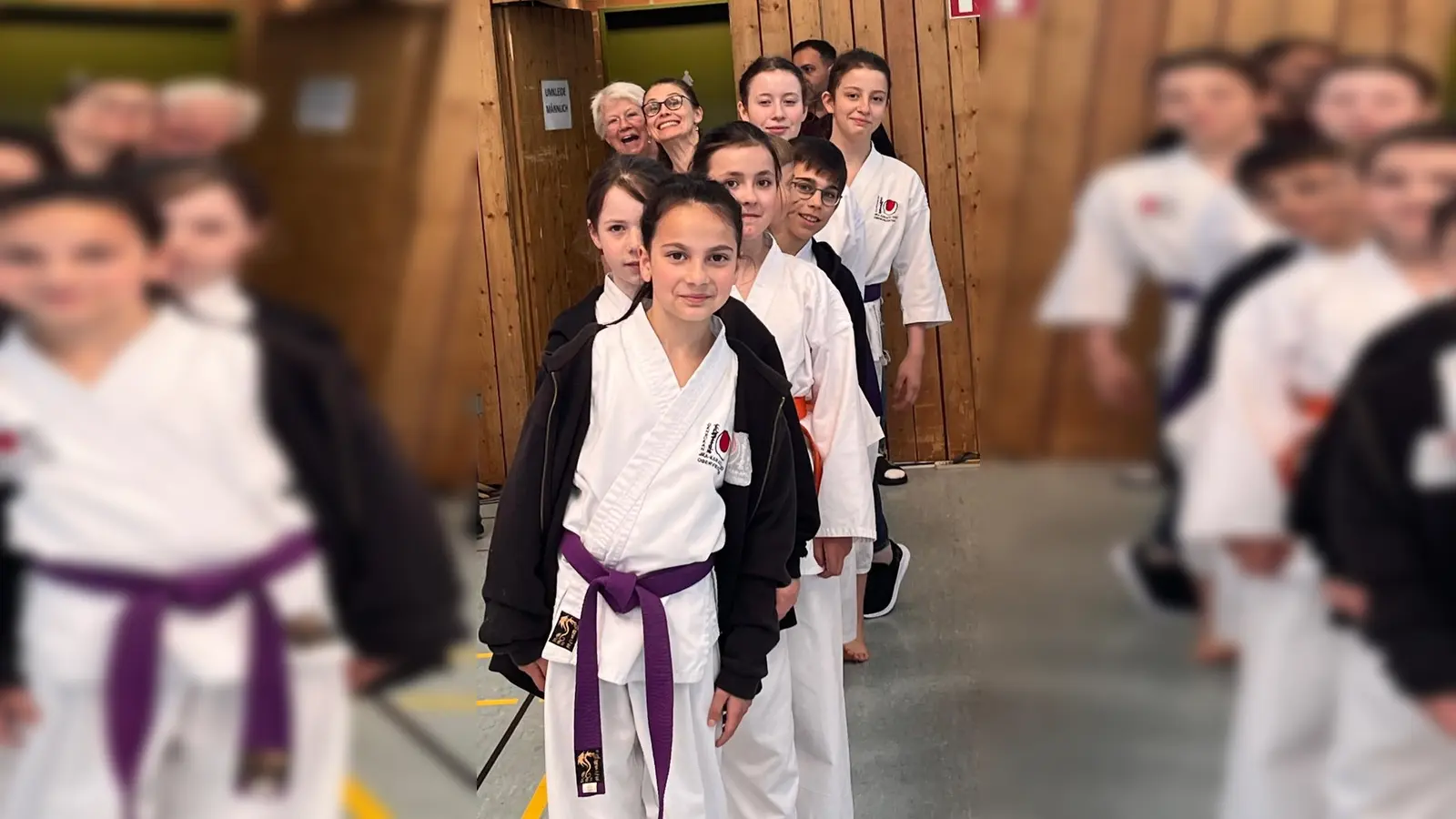 Teilnehmende und Betreuerinnen des Karate Genbukan Oberviechtach Vereins mit an der Spitze Aylin Boldi (9 Jahre - deutsche Karatemeisterin) (Bild: Johann Ruml)