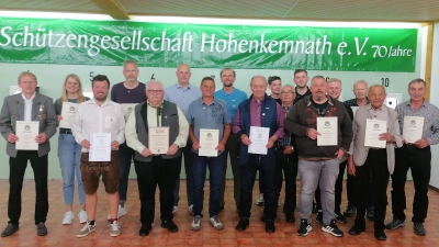 Die geehrten Vereinsmitglieder der Schützengesellschaft Edelweiß Hohenkemnath mit (dritten und fünften von links) erster Schützenmeister Johannes Wenkmann und Ehrenschützenmeister Josef Hirsch. (Bild: Hermann Schmidt)