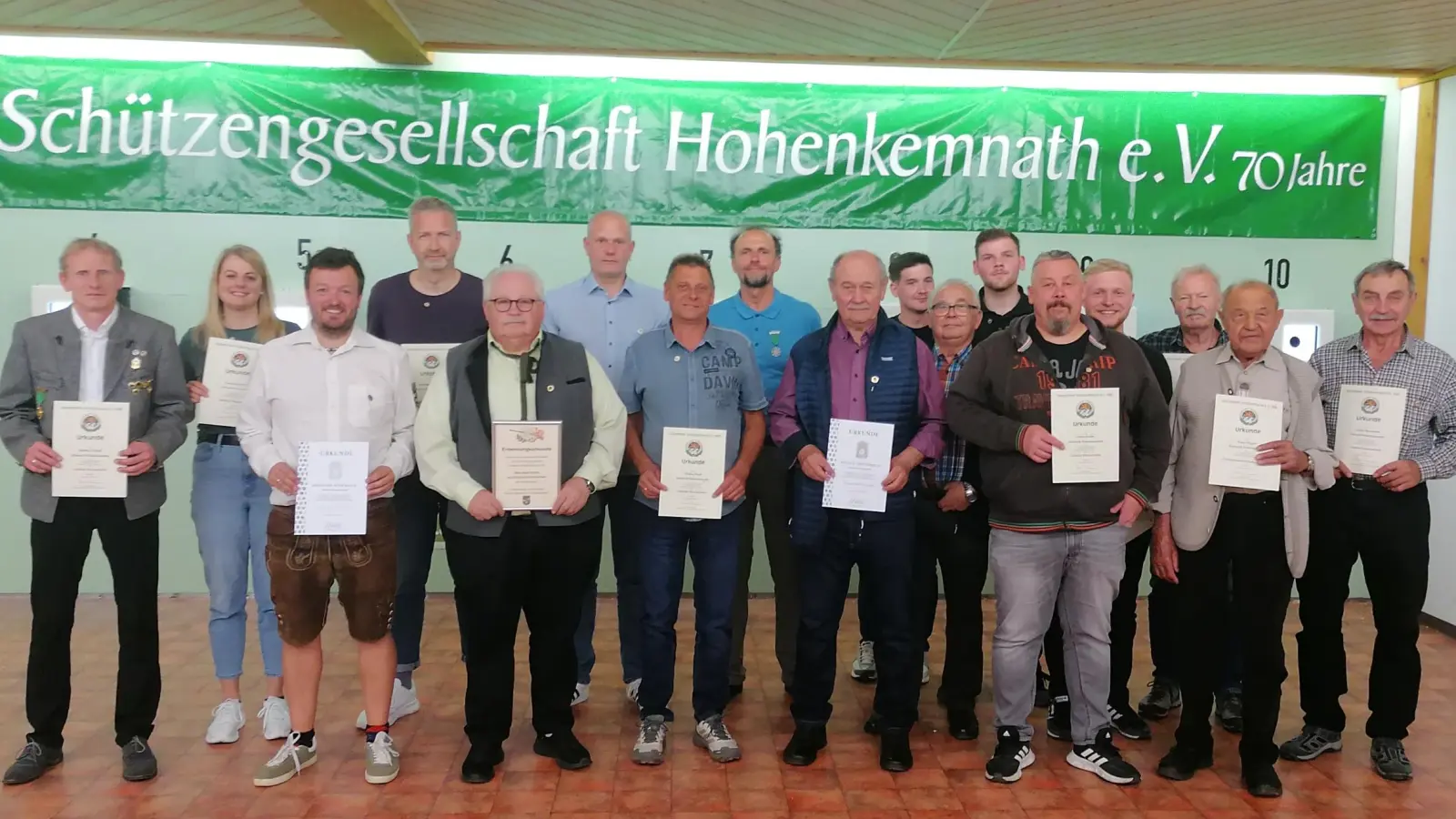Die geehrten Vereinsmitglieder der Schützengesellschaft Edelweiß Hohenkemnath mit (dritten und fünften von links) erster Schützenmeister Johannes Wenkmann und Ehrenschützenmeister Josef Hirsch. (Bild: Hermann Schmidt)