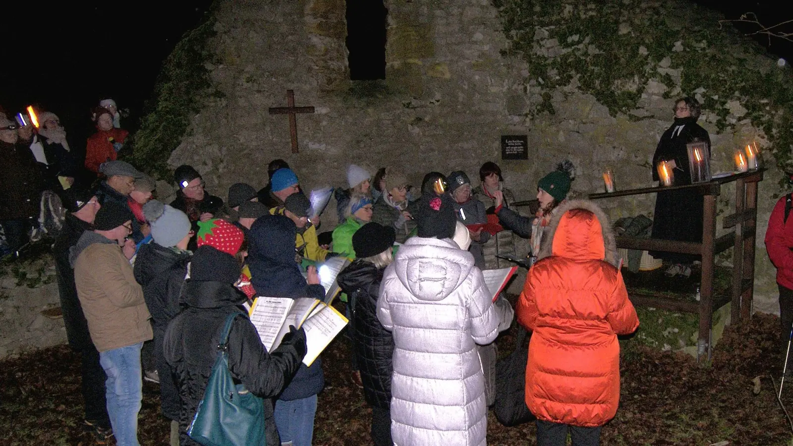 Trotz Schmuddelwetter kamen die Menschen und genossen die besondere Atmosphäre in der Kapellenruine. (Bild: Helmut Neitz)