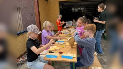 Teilnehmer des Ferienprogramms beim Zusammenbauen der Eichhörnchenhäuser (Bild: Martina Aust)