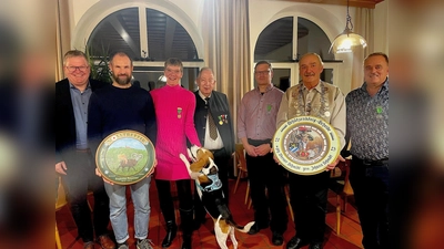 Stellvertretend für den neuen Schützenkönig Johann Schmidt zeigt sein Vorgänger Werner Schmidt (Zweiter von rechts) die Königsscheibe, eingerahmt von den Rittern Norbert Bachfischer (rechts) und Ingo Haak (Dritter von rechts). In der Mitte FSG-Chef Hanns Peter Oechsner, der sich über die neue Schützenliesl Katrin Lauren (links neben ihm) freut zusammen mit OB Michael Cerny und Michael Fillenberg (von links), der die Geburtsscheibe der Familie Feuerer gewonnen hat. (Bild: Thomas Amann)