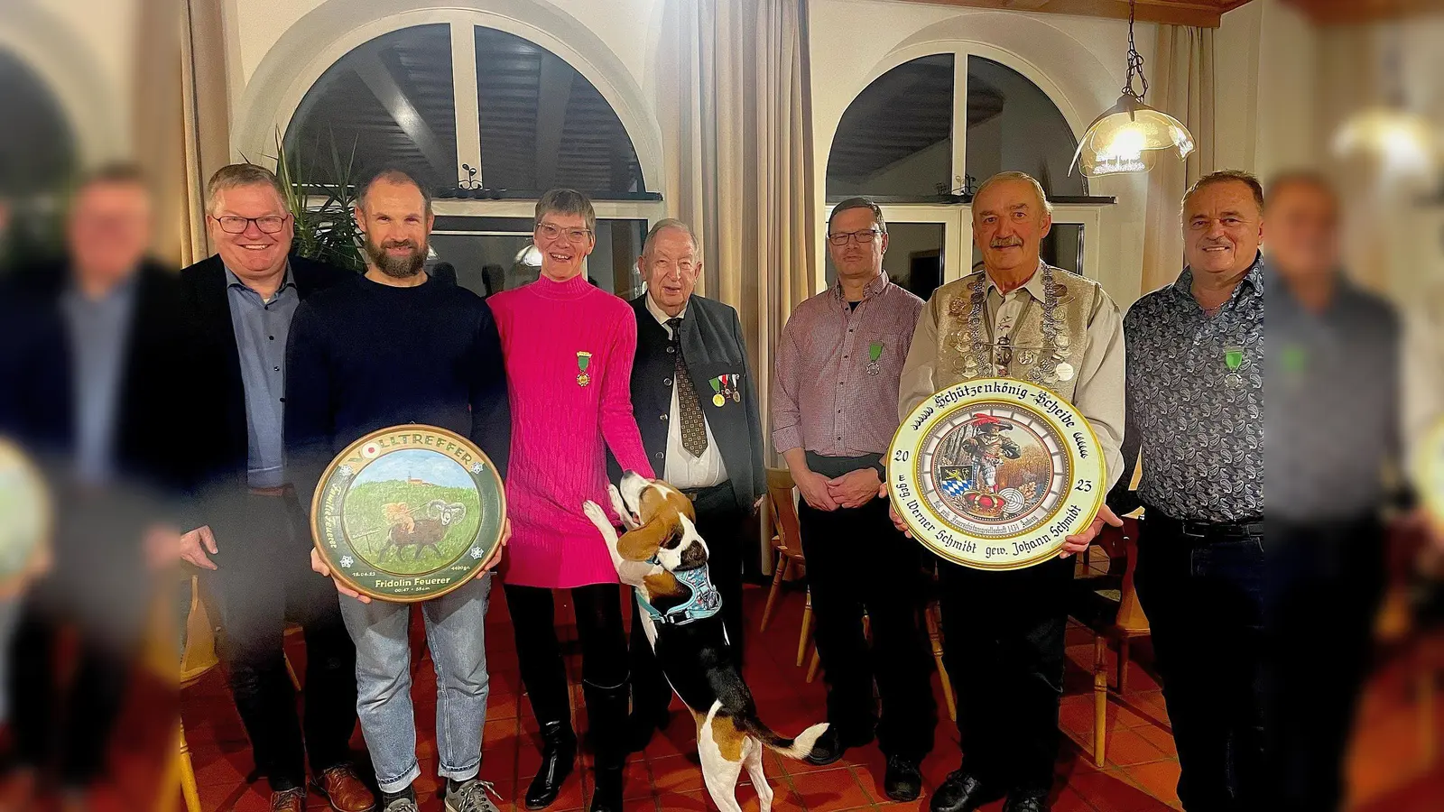 Stellvertretend für den neuen Schützenkönig Johann Schmidt zeigt sein Vorgänger Werner Schmidt (Zweiter von rechts) die Königsscheibe, eingerahmt von den Rittern Norbert Bachfischer (rechts) und Ingo Haak (Dritter von rechts). In der Mitte FSG-Chef Hanns Peter Oechsner, der sich über die neue Schützenliesl Katrin Lauren (links neben ihm) freut zusammen mit OB Michael Cerny und Michael Fillenberg (von links), der die Geburtsscheibe der Familie Feuerer gewonnen hat. (Bild: Thomas Amann)
