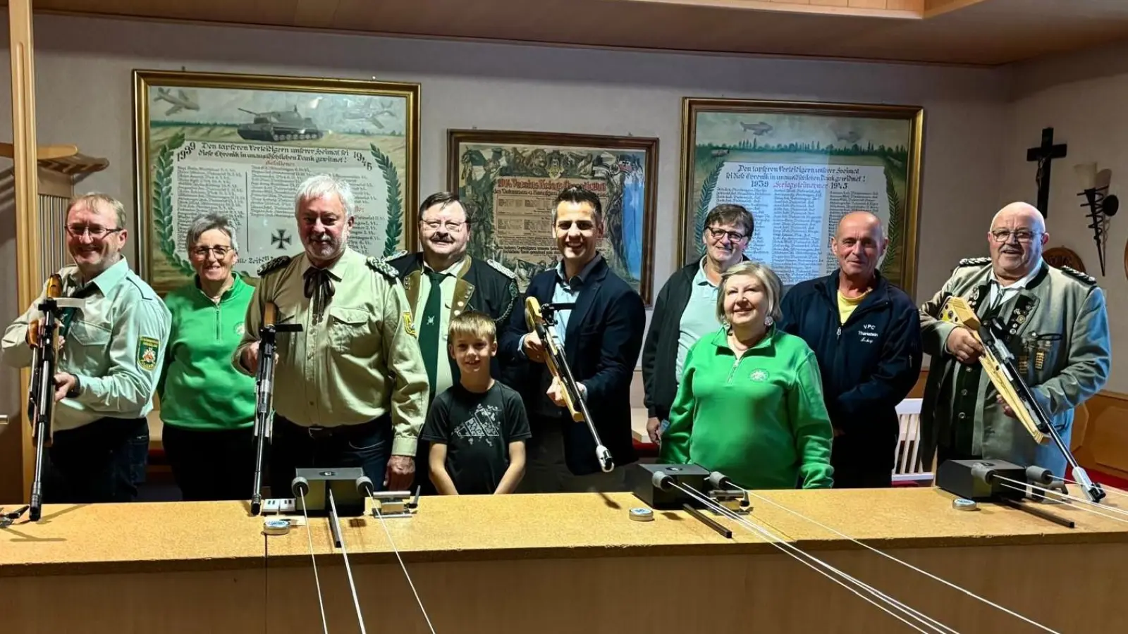 Am Schießstand in Pullenried wurde das 66. Gauschießen eröffnet. Schützenmeister Manfred Becher, Gauschützenmeister Ludwig Dirscherl, Bürgermeister Rudolf Teplitzky (vorne v. links) und Sportleiter Reinhold Wild (rechts) gaben das Schießen frei.  (Bild: Ludwig Dirscherl)
