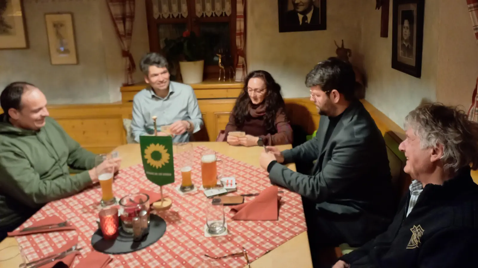 GRÜNE ganz traditionell: Schafkopf im Hergottswinkel. (Bild: Sonja Reichold)