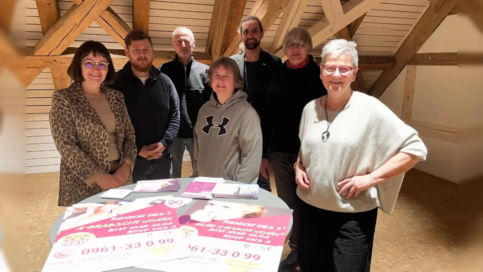 Enikö Nagy (links) und Regina Fritsch (Mitte) waren bei den Grünen zu Gast; mit im Bild: Grünen-Ortssprecher Christopher Thieser, Wolfgang Veigl-Meyer, Landratskandidat Josef Schmidt, Stadträtin Heidrun Schelzke-Deubzer (von links).  (Bild: Heidrun Schelzke-Deubzer)